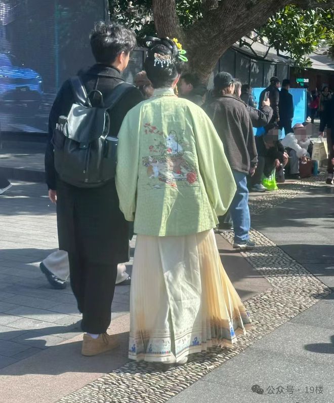 开云电竞网站:货架空了！一月卖出100多套杭州姑娘入坑8年花10万更有人一年就花几十万……(图1)