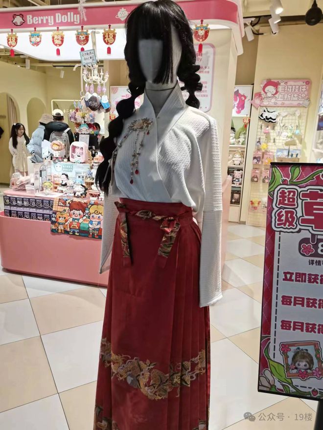 开云电竞网站:货架空了！一月卖出100多套杭州姑娘入坑8年花10万更有人一年就花几十万……(图7)