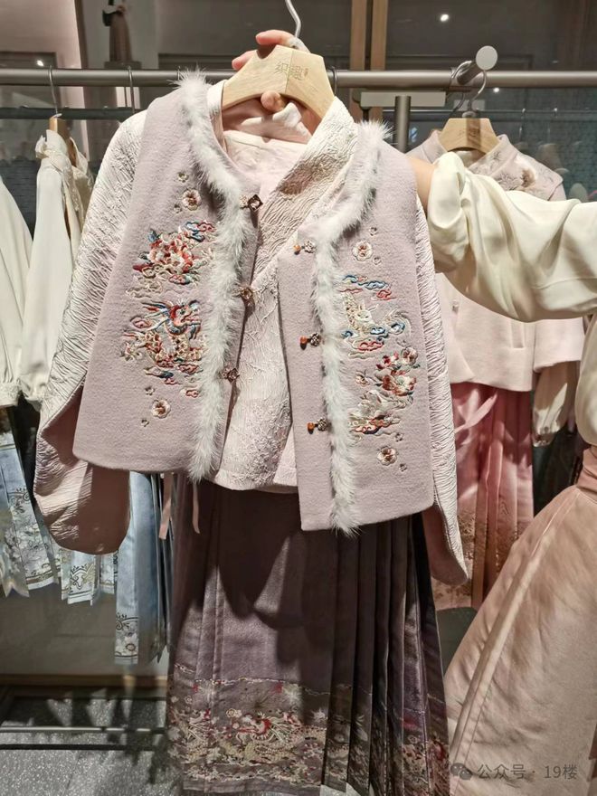 开云电竞网站:货架空了！一月卖出100多套杭州姑娘入坑8年花10万更有人一年就花几十万……(图3)