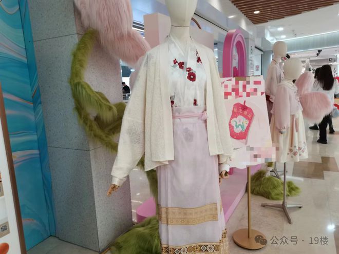 开云电竞网站:货架空了！一月卖出100多套杭州姑娘入坑8年花10万更有人一年就花几十万……(图6)