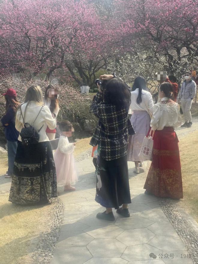 开云电竞网站:货架空了！一月卖出100多套杭州姑娘入坑8年花10万更有人一年就花几十万……(图2)