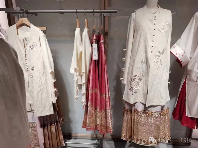 开云电竞网站:货架空了！一月卖出100多套杭州姑娘入坑8年花10万更有人一年就花几十万……(图5)