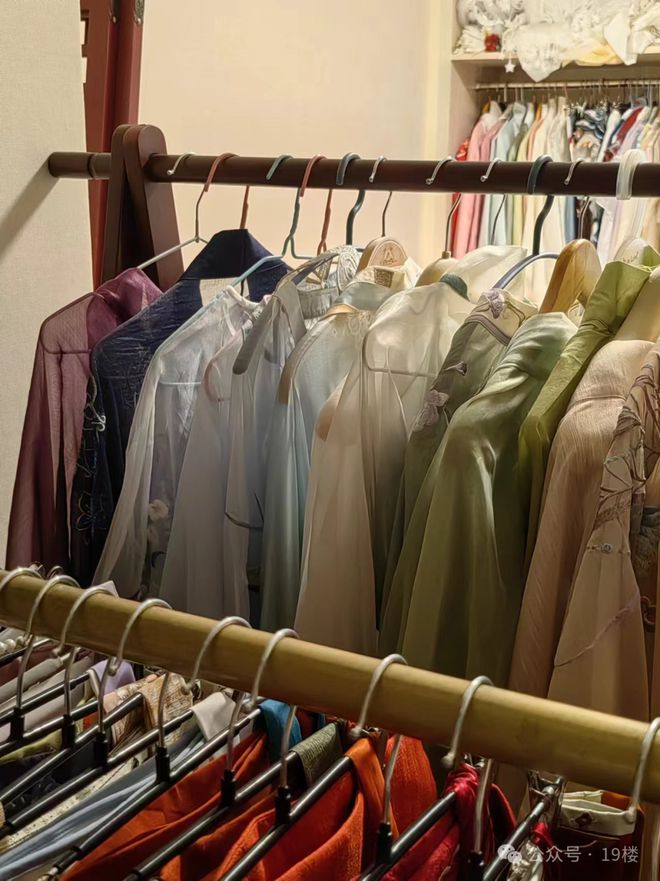 开云电竞网站:货架空了！一月卖出100多套杭州姑娘入坑8年花10万更有人一年就花几十万……(图17)