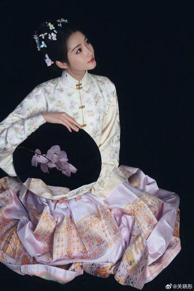 开云电竞网站:货架空了！一月卖出100多套杭州姑娘入坑8年花10万更有人一年就花几十万……(图10)