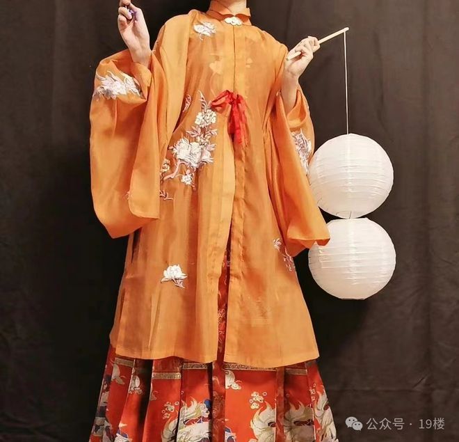 开云电竞网站:货架空了！一月卖出100多套杭州姑娘入坑8年花10万更有人一年就花几十万……(图13)