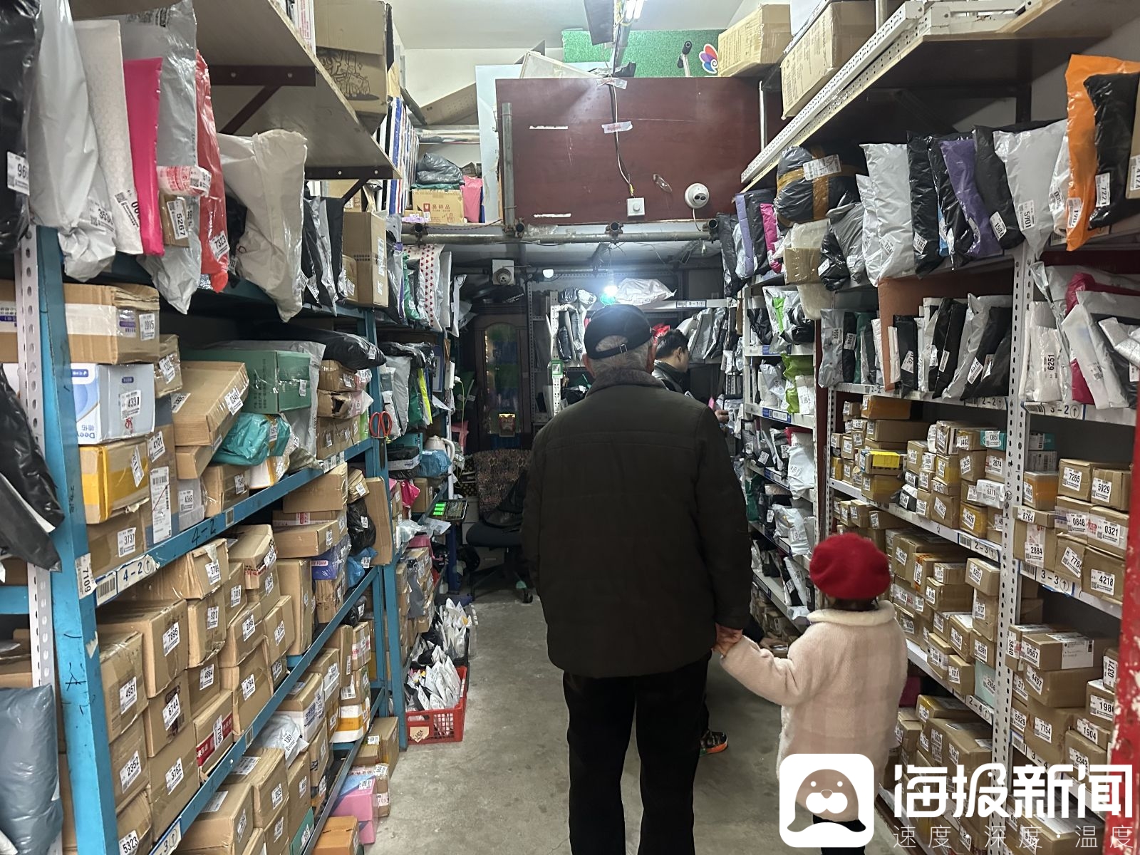 开云电竞快递“上门”调查①新规下你的包裹送到哪儿“听你的”了吗？_生活_大众网(图1)