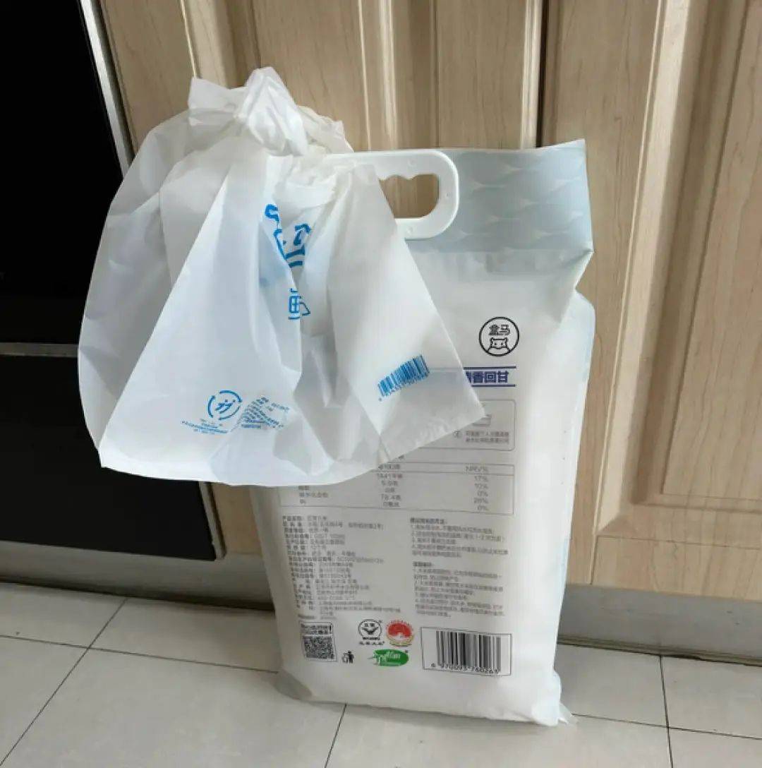 “99块才免配送费、货架空了”盒马在和中产白领闹离婚吗？(图2)