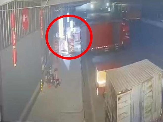 开云电竞入口:仓储管理员监守自盗四川自贡这三个“家贼”把存储货物偷卖了13万元(图1)