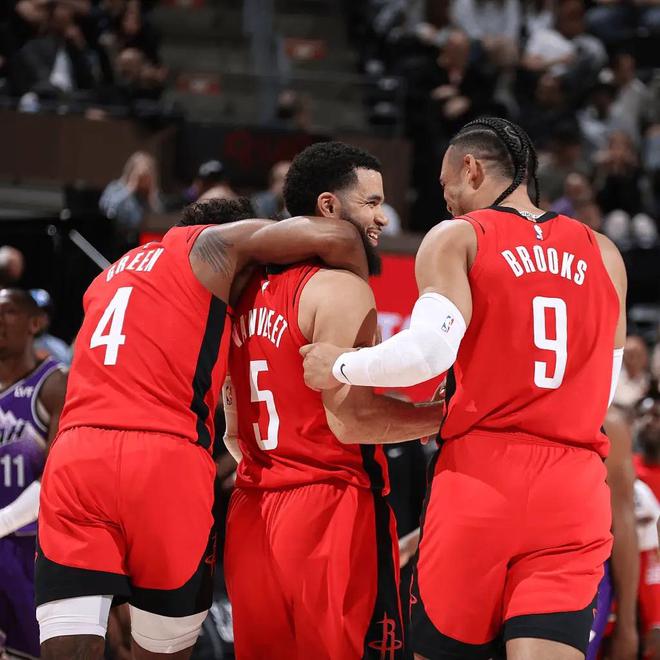 开云电竞2200万再见火箭！被摆上货架不怪管理层你迎来救赎的仅剩机会(图5)