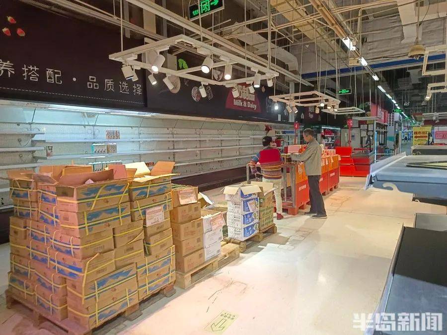 太突然！青岛一大型超市即将闭店货架已经空了一大片！网友：仍记得当年挤班车逛超市的火爆场面(图5)