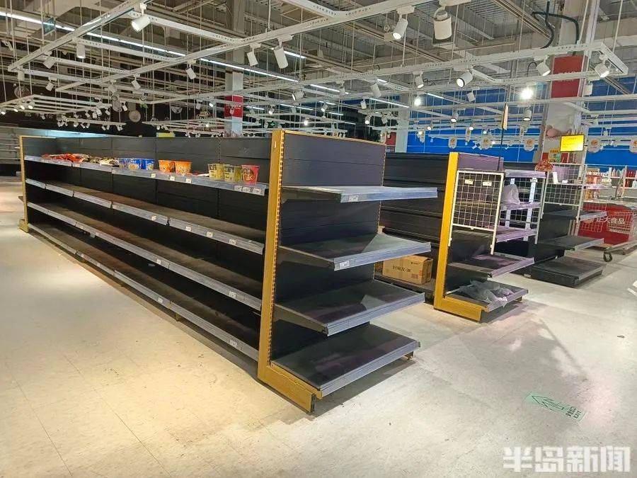 太突然！青岛一大型超市即将闭店货架已经空了一大片！网友：仍记得当年挤班车逛超市的火爆场面(图4)