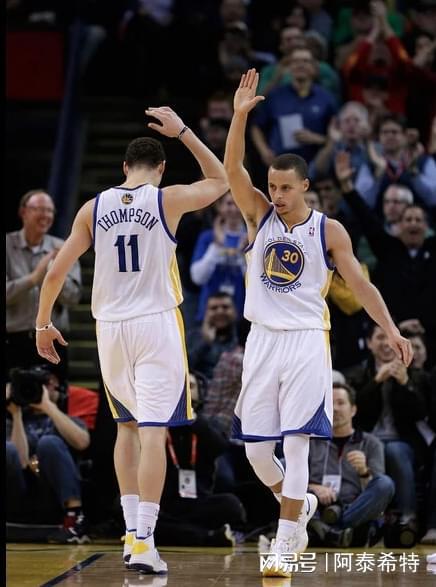 开云电竞383亿美元！科尔宣布勇士解体！三大巨星摆上货架库里嗅到不安(图3)