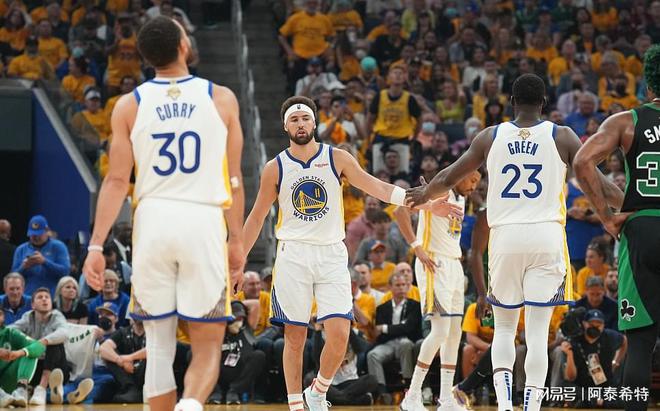 开云电竞383亿美元！科尔宣布勇士解体！三大巨星摆上货架库里嗅到不安(图1)