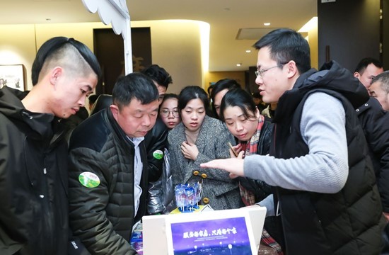 开云电竞:零售通发布智能货架帮百万小店老板成组货专家(图2)