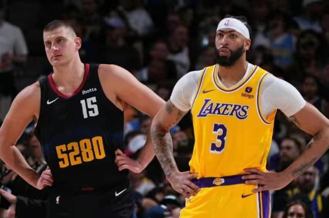 开云电竞app:3100万场均14分被摆上货架！当年浓眉交易湖人赚大了俩榜眼都水(图3)