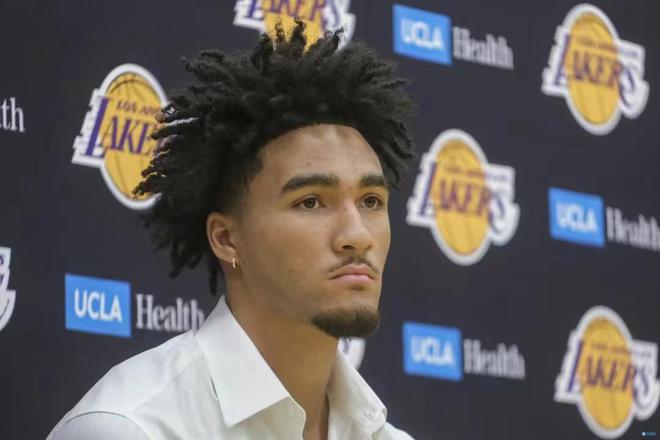 开云电竞app:3100万场均14分被摆上货架！当年浓眉交易湖人赚大了俩榜眼都水(图4)