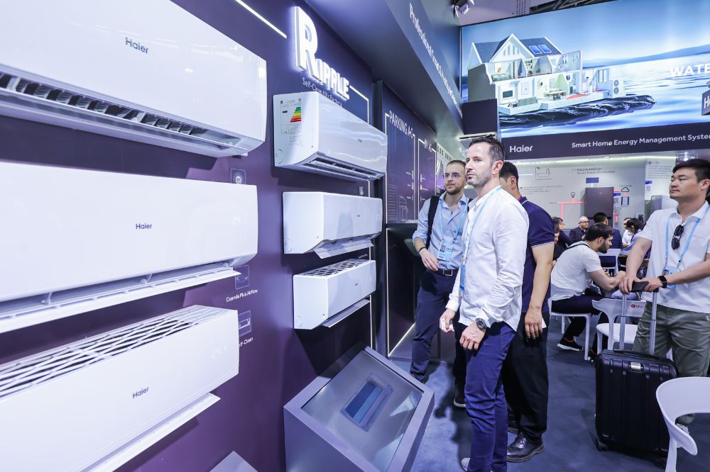 开云电竞:广交会观察丨“新”风扑面撩动商机68岁老广交的产业进阶剪影(图1)