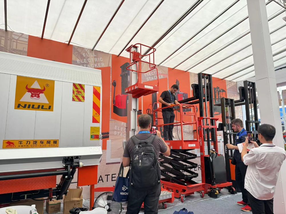 开云电竞:广交会观察丨“新”风扑面撩动商机68岁老广交的产业进阶剪影(图2)