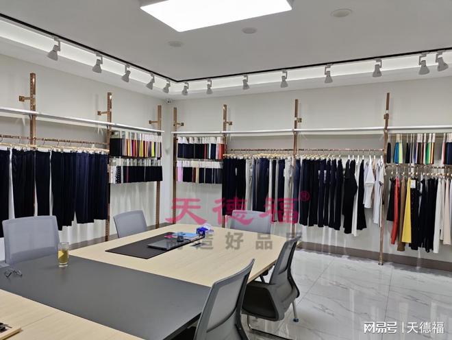 开云电竞:“天德福”带您开启货架的魅力之旅说说服装架陈列的6个小技巧(图1)
