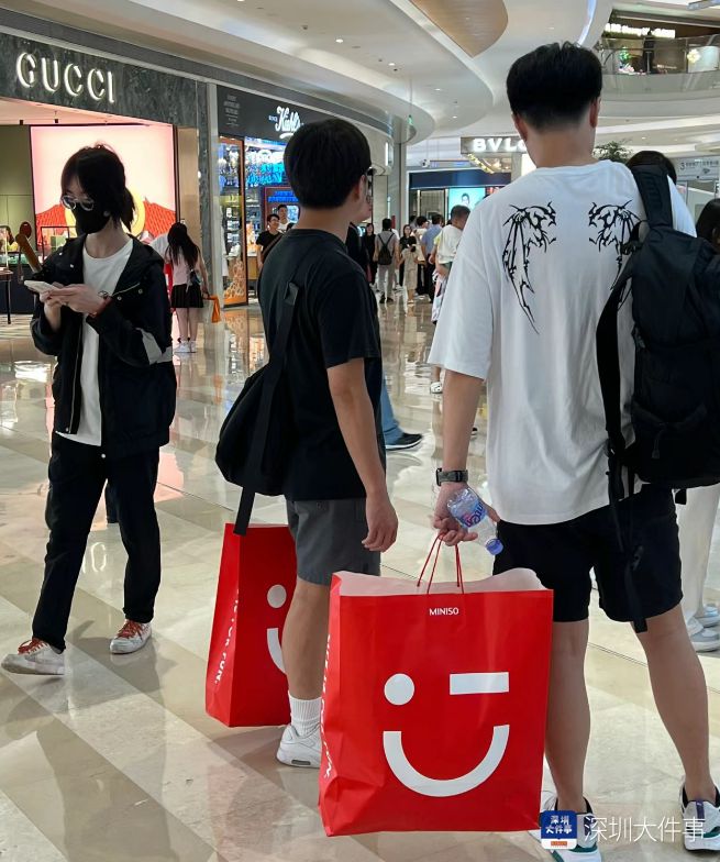 开云电竞app:从香奈儿到螺蛳粉深圳人的“万丈红尘”(图5)