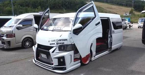 面包车改装货架、铺床交警看完：合法没问题！(图1)