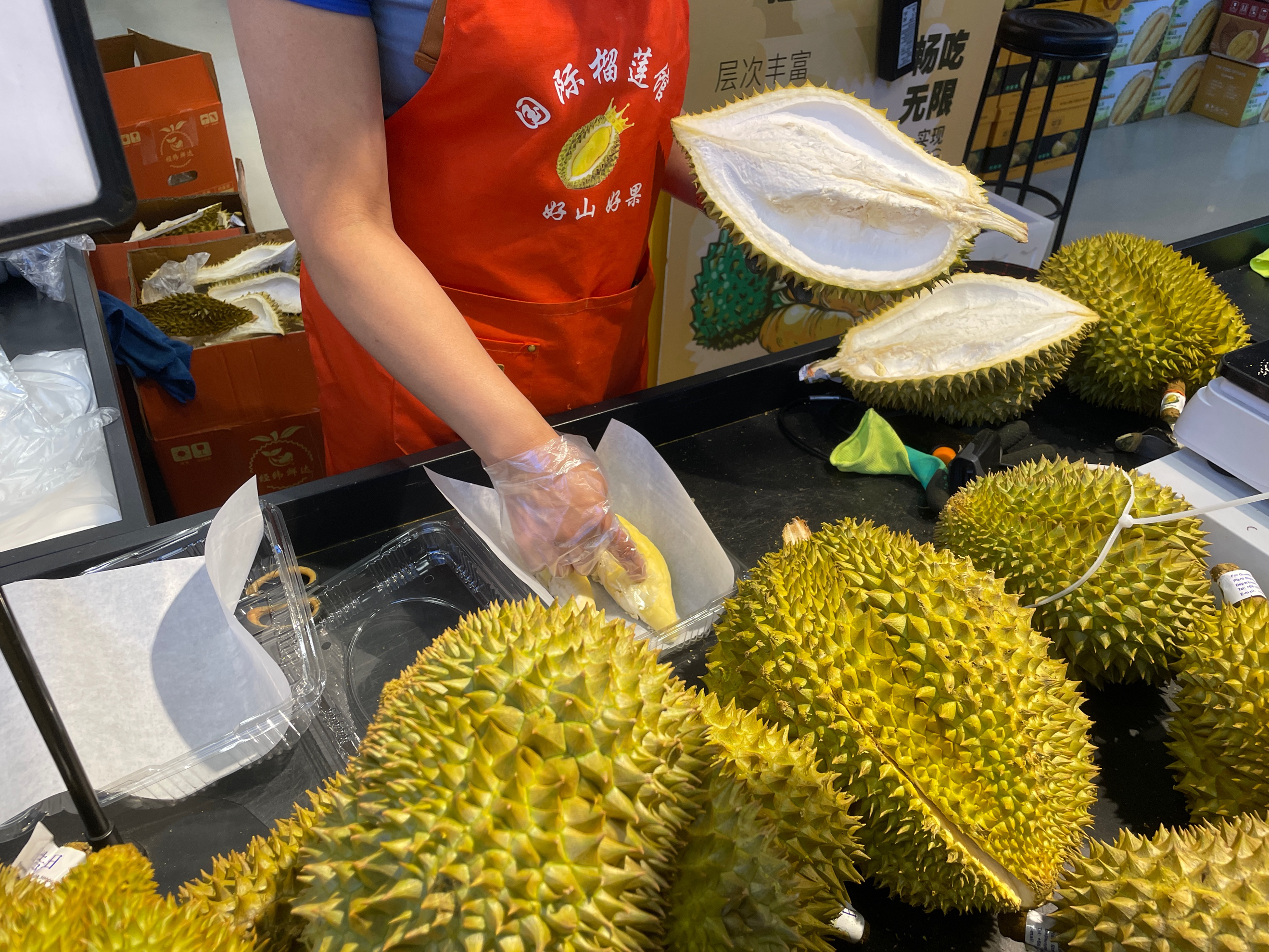 kaiyun开云电竞:榴莲单价进入10元时代？记者探访商超门店买榴莲仍需百元大钞(图2)