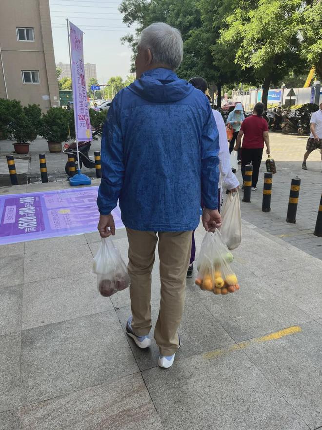 货架空荡荡顾客急匆匆西安人人乐忙着辟谣(图10)