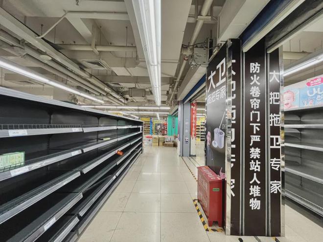 货架空荡荡顾客急匆匆西安人人乐忙着辟谣(图15)