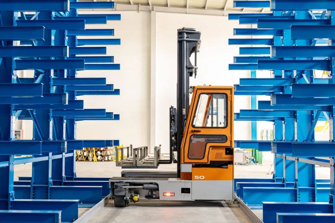 卓一“蟹力士”重载多向开云电竞叉车落地美资机械制造工厂化解长物料仓储运输难题(图1)