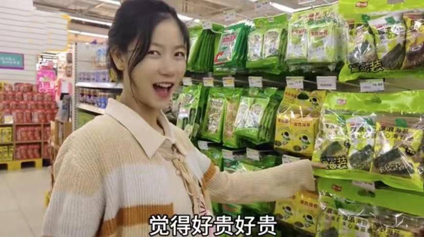 男子带老挝媳妇逛超市见满开云电竞货架商品不舍得买一句话网友羡慕哭(图5)
