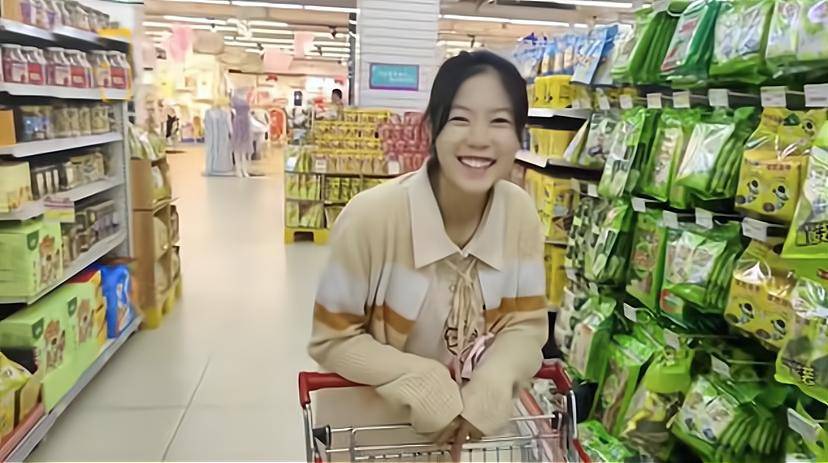 男子带老挝媳妇逛超市见满开云电竞货架商品不舍得买一句话网友羡慕哭(图4)