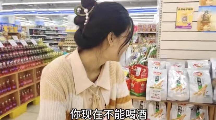 男子带老挝媳妇逛超市见满开云电竞货架商品不舍得买一句话网友羡慕哭(图3)