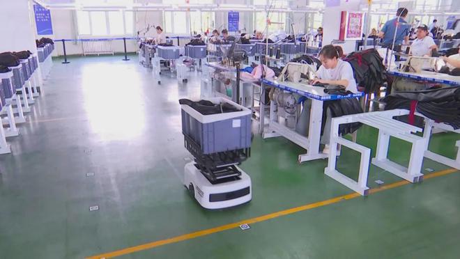 精河县这家服装企业5G智能制造车间投入使用(图1)