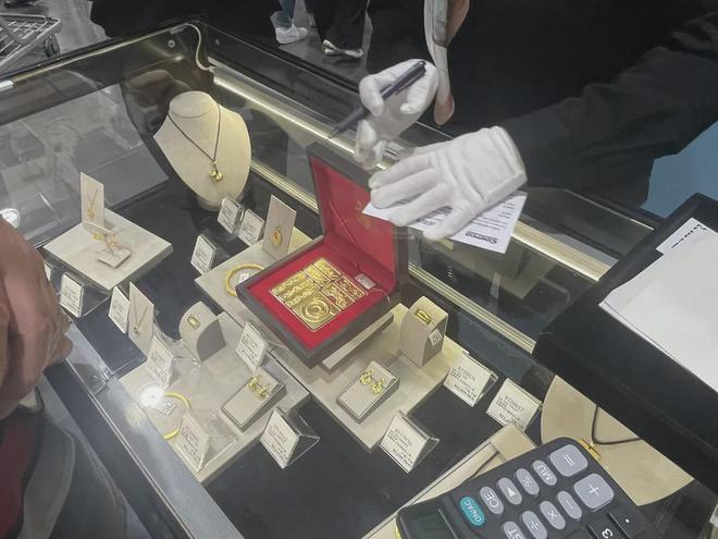 开云电竞app:新店开业！入场需排队两小时场景再现！(图8)