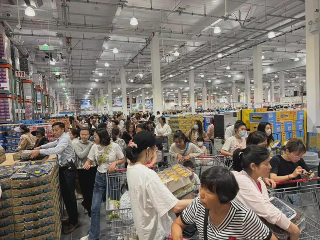 开云电竞app:新店开业！入场需排队两小时场景再现！(图4)