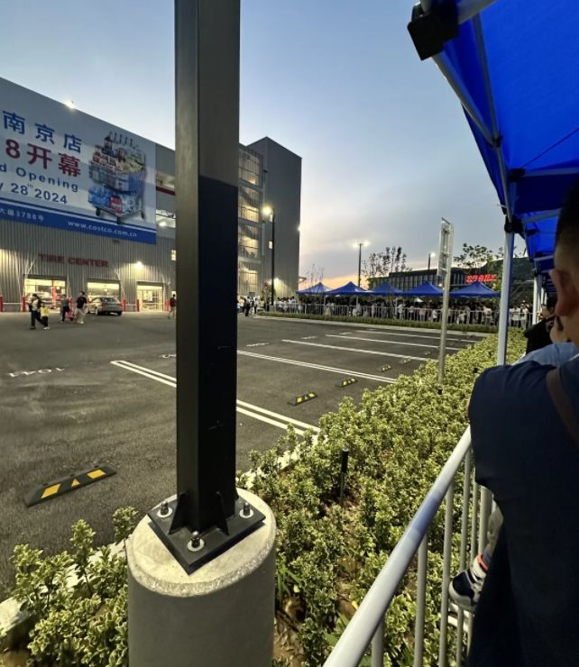 开云电竞app:新店开业！入场需排队两小时场景再现！(图1)