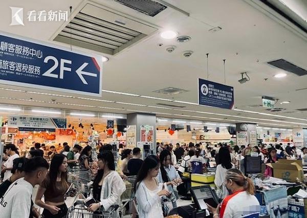 开云电竞超强台风“格美”来袭台湾超市货架被一扫而空(图2)