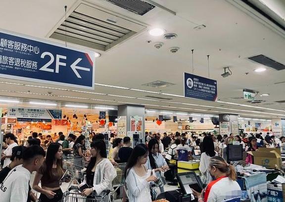 台风“格美”来袭：台民众挤爆超市抢货货架被扫空(图1)