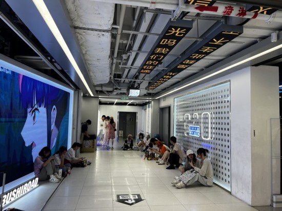 开云电竞app:跨越大半个中国来排队“吃谷”奔赴全国“二次元浓度”最高的城市(图4)