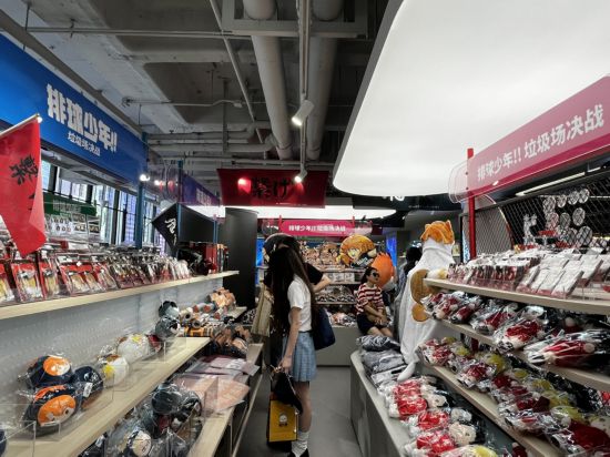 开云电竞app:跨越大半个中国来排队“吃谷”奔赴全国“二次元浓度”最高的城市(图1)