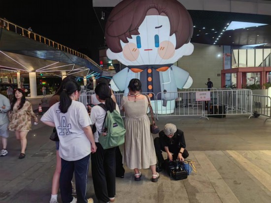 开云电竞app:跨越大半个中国来排队“吃谷”奔赴全国“二次元浓度”最高的城市(图7)