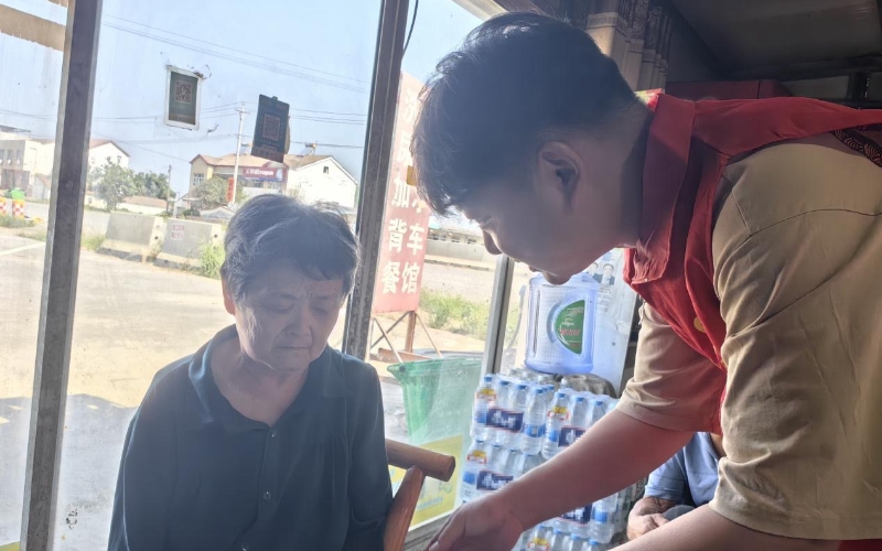 开云电竞网站:湖北荆门烟草：安全知识送上门扶“老”助“童”平安度夏(图1)