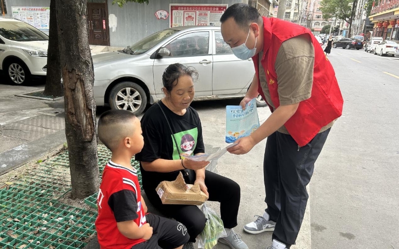 开云电竞网站:湖北荆门烟草：安全知识送上门扶“老”助“童”平安度夏(图3)