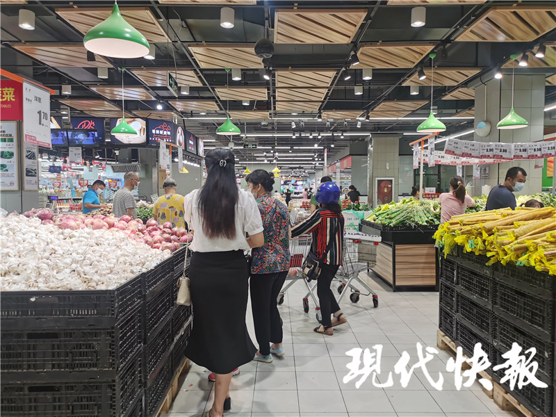 开云电竞仓储式超市扎堆布局多家零售品牌南京“抢蛋糕”(图2)