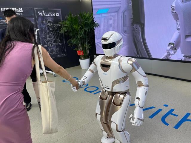 开云电竞网站:半两财经｜世界机器人大会首次开通新能源无人巴士参观线路(图3)