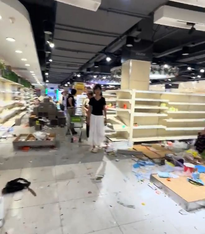 开云电竞:曝河南一超市被传倒闭大量顾客涌入现场混乱不堪货架上随处可见被喝掉的饮料(图1)