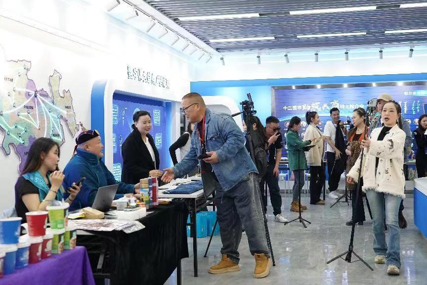 开云电竞:伊金霍洛旗：让新电商经济成为发展新引擎(图1)