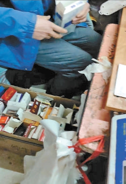 开云电竞学校周边控烟仍有隐秘的角落卖烟“小抽屉”藏暗处(图1)