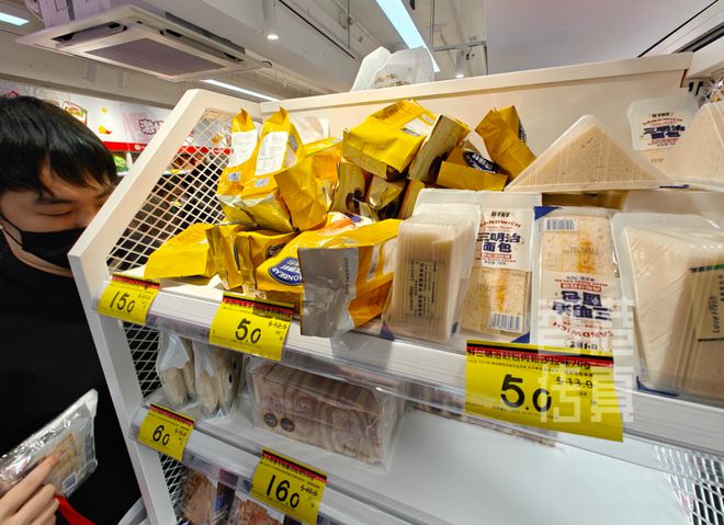 开云电竞商品2元起港人挤爆了！内地平价超市杀入香港个位数价格标签贴满货架！(图3)