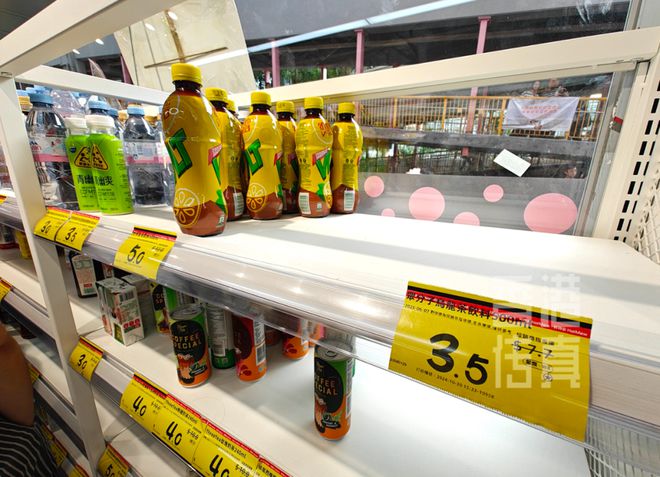 开云电竞商品2元起港人挤爆了！内地平价超市杀入香港个位数价格标签贴满货架！(图2)